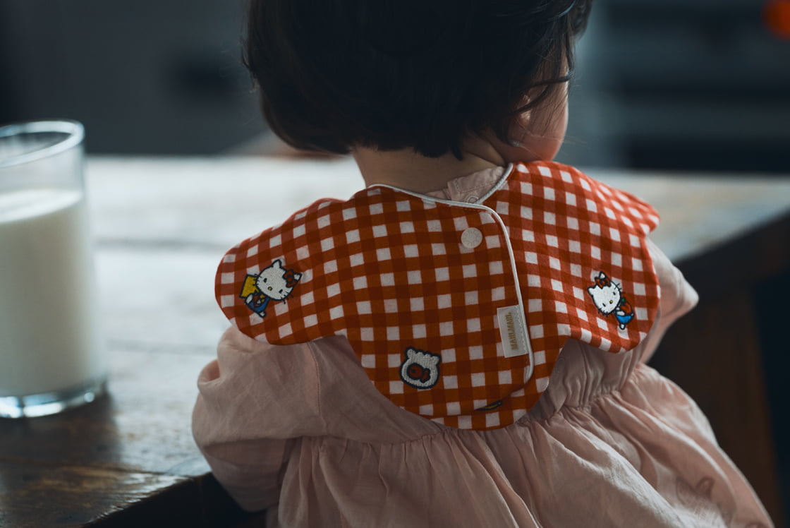 scallop bib / Hello Kitty