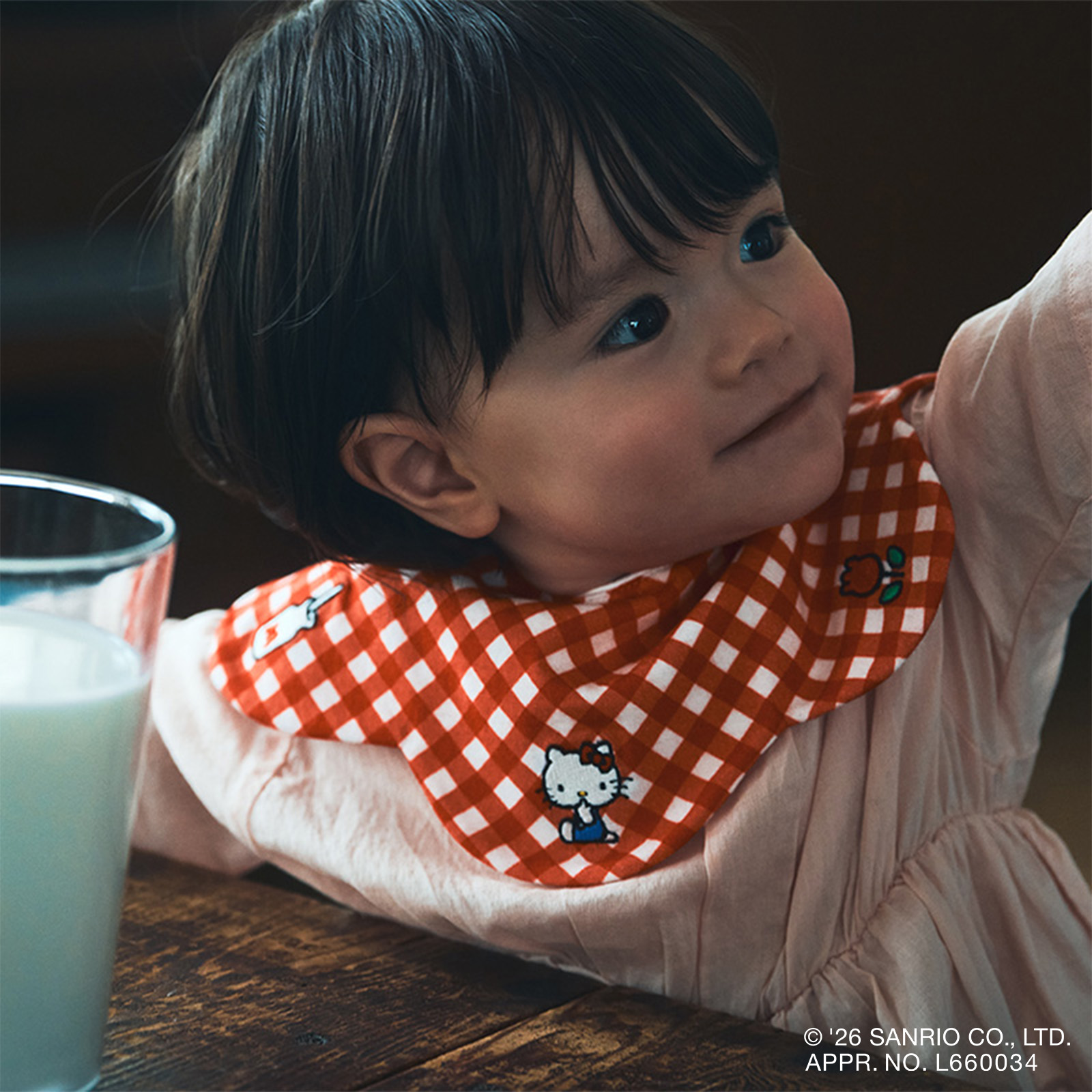 scallop bib / Hello Kitty